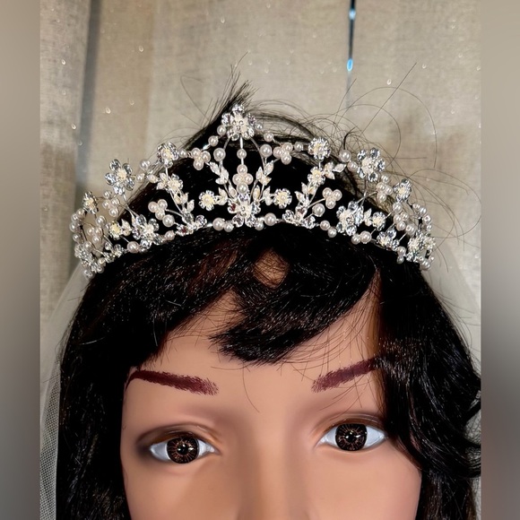 David’s bridal 👰 Elegant White Strapless Wedding Gown with Veil & Tiara Set - Picture 7 of 13